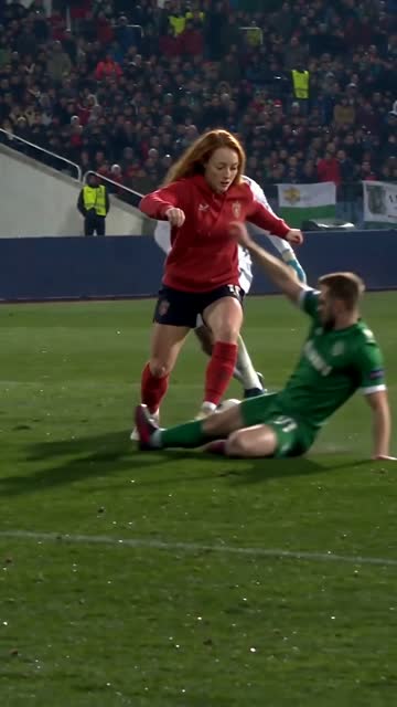 Frame gol Özil, detik 7–12: dua bek tergelincir sia-sia