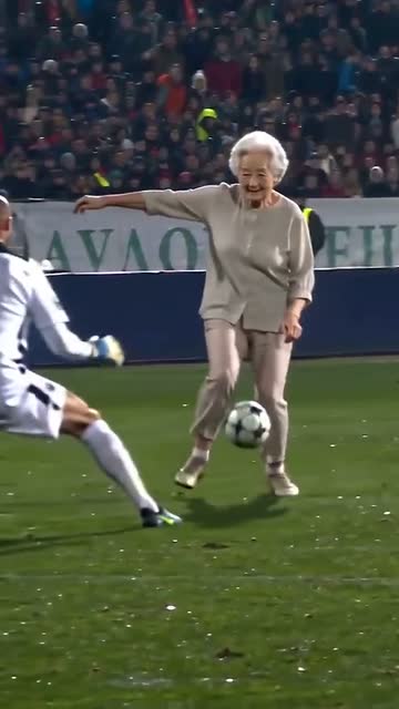 Ozil goal AI video frame, 0 to 2 seconds: the keeper rushes out at grandma